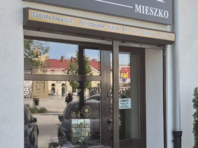 Witryna salonu Monety Mieszko przy Placu Kościuszki w Końskich