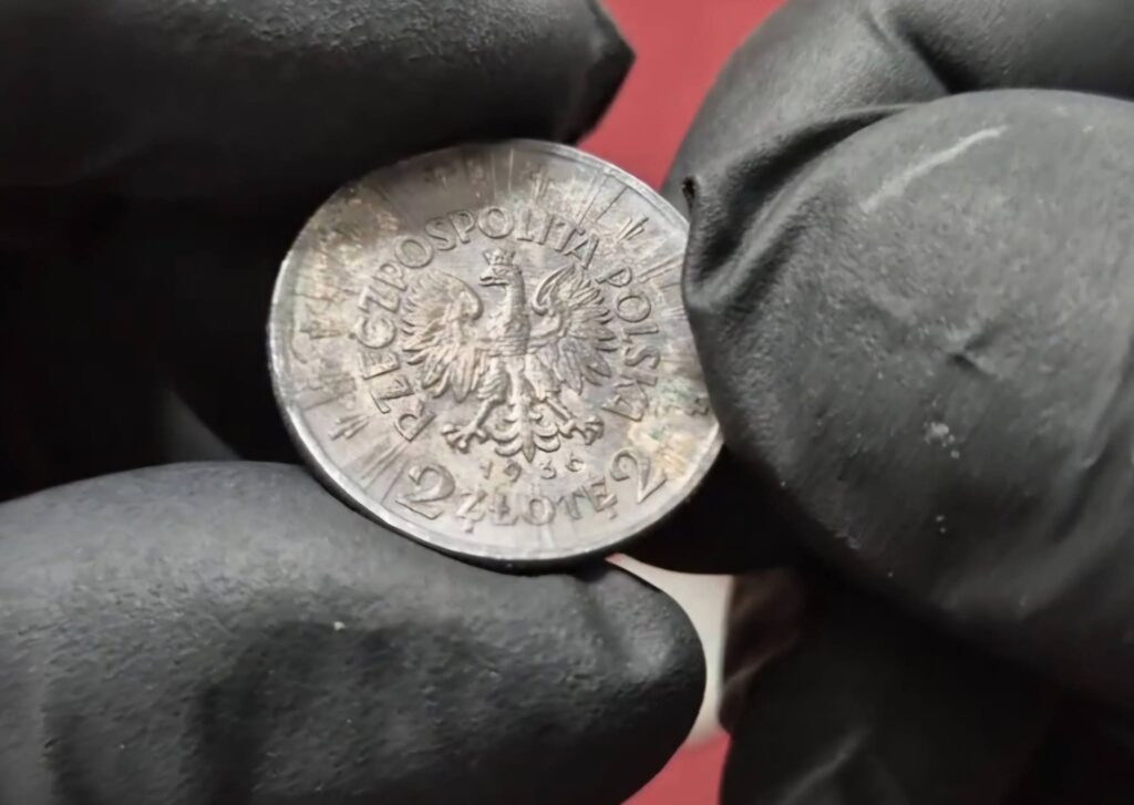 2 ZŁOTE Z JÓZEFEM PIŁSUDSKIM – MONETA, ZA KTÓRĄ KRYJE SIĘ NIEZWYKŁA HISTORIA 